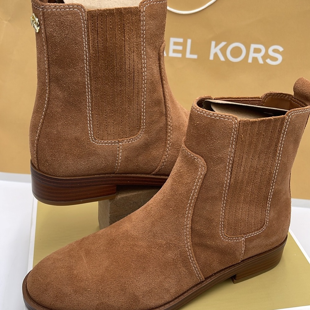 MICHAEL KORS ELLA FLAT BOOTIE SUEDE
49F4ELFE5S
LUGGAGE - Picture 10 of 16